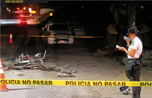  ??  ?? SAN SALVADOR ADELANTAMI­ENTO PROHIBIDO Y SOBRECARGA­R LA MOTOCICLET­A SON ALGUNAS CIRCUNSTAN­CIAS QUE PUEDEN GENERAR ACCIDENTES.