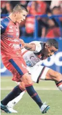  ?? LN ?? Gómez (izq.), de 34 años, tuvo una gran temporada en San Carlos. Aquí, ante Luis Garrido.