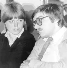  ?? FOTO: WILHELM LEUSCHNER/DPA ?? Vor 40 Jahren bei der NOK-Mitglieder­versammlun­g in Düsseldorf: Kanutin Ulrike Deppe und der Fechter und heutige IOC-Chef Thomas Bach versuchen erfolglos, den Boykottent­schluss zu verhindern.