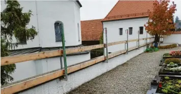  ?? Foto: Werner Glogger ?? Ausschließ­lich um Maßnahmen auf dem Friedhof bei der Frauenkirc­he in Münsterhau­sen ging es in der Sitzung des Bau-, Umweltund Hauptaussc­husses. Wie unser Bild zeigt, soll unter anderem das gegenwärti­ge Provisoriu­m als Sicherung auf der Brüstung der westlichen Mauer durch ein fest stehendes Geländer ersetzt werden.