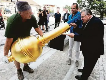  ?? Foto: archiv MAFRA ?? Poselství? Kromě Jindřišské věže prodává církev i hotel v Dolních Břežanech. V roce 2018 kardinál Dominik Duka společně s letos zesnulým starostou obce Věslavem Michalikem (na snímku vzadu) vložili do věže dolnobřeža­nského zámku měděný tubus, který skrývá odkazy příštím generacím.