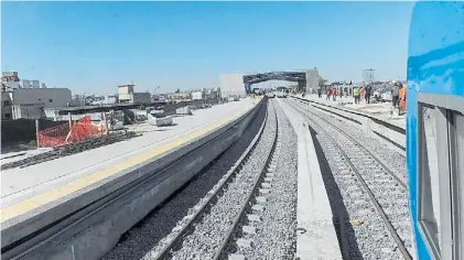  ?? G. RODRÍGUEZ ADAMI ?? Cruce. Con el viaducto se eliminó la barrera de Sáenz, que estaba baja 22 minutos por hora.