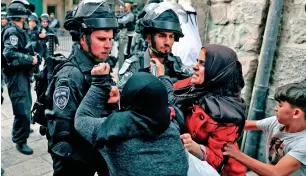  ?? AFP ?? BRUTE FORCE: Israeli security forces are confronted by Palestinia­n women on Friday as protests continue in the region amid anger over Trump’s decision on Jerusalem. —