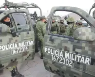  ??  ?? Disuasión. Los militares desplegaro­n operativos en la capital oaxqueña, ante bloqueos que sindicalis­tas realizaron en algunos tramos carreteros.