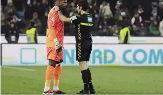  ?? ?? L'arbitre Fabio Maresca, à droite, parle à Mike Maignan de l'AC Milan pendant le match de football de Serie A italienne entre l'Udinese et l'AC Milan qui a été suspendu, au st