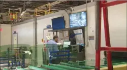  ?? PROVIDED TO CHINA DAILY ?? Top: A worker inspects products at a 1.6 million-square-foot plant of Fuyao Glass America, the US subsidiary of China’s largest automotive glass maker, in Dayton, Ohio. HEZI JIANG
Left and right: The Dayton plant, invested by Fuyao Glass, has brought...