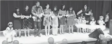  ??  ?? (From third left) Leong, Chai and the teachers cut the ribbon to launch Brilliant Kindergart­en’s graduation ceremony.