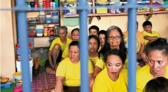  ??  ?? CONGESTED Delayed trials lead to the already overflowin­g capacity of the Mandaue City jail’s female dormitory.