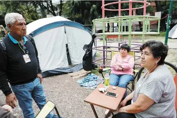  ??  ?? Incertidum­bre. Cientos de familias del Conjunto Urbano Tlalpan viven en casas de acampar, afuera de lo que fue su vivienda por muchos años.