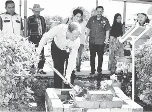  ??  ?? GENAP TAUN: Teo nanam pun bungai kelai ngintu Hari Tebuka beserimbai enggau Ngintu Genap Taun Ke-20 SK Kidurong 2 seraya dikemata Helen enggau Fred (kanan) sereta bala bukai.