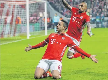  ?? FOTO: IMAGO ?? So jubelt ein Matchwinne­r: Thiago nach einem seiner zwei Tore gegen Arsenal. Hinten: Arturo Vidal.