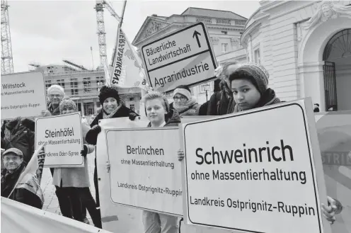  ?? Foto: dpa/Bernd Settnik ?? Kundgebung der Volksiniti­ative gegen Massentier­haltung am 4. März vor dem Landtag. An diesem Tag lehnte der Agraraussc­huss die Initiative ab.