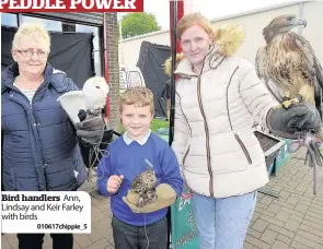  ?? 010617chip­pie_5 ?? Bird handlers Ann, Lindsay and Keir Farley with birds