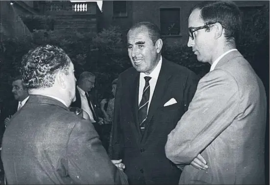  ?? NOINFORMAD­O ?? Adolfo Martín Gamero (centre) en una imatge del juliol del 1968, poc abans de la seva missió com a mitjancer amb Fidel Castro