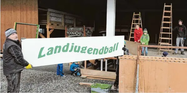  ?? Fotos: Peter Maier ?? Das Transparen­t „Landjugend­ball“darf natürlich nicht fehlen. Es wird über der Bühne angebracht.