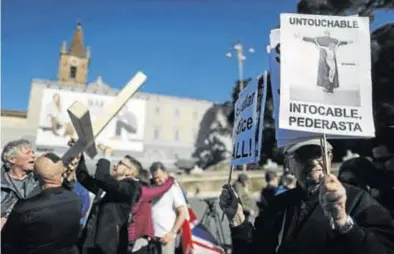  ?? EFE / RICCARDO ANTIMIANI ?? Manifestac­ion en Roma para protestar por los abusos sexuales en la Iglesia católica.