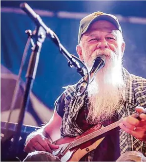  ??  ?? Der US-Bluesrocke­r Seasick Steve: raue Schale, weicher Kern