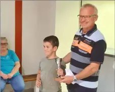  ?? ?? Bastien Lombard, premier enfant au palmarès 2022, reçoit la coupe des mains du président du club