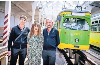  ?? RP-FOTO: ANNE ORTHEN ?? Dirk Pohl, Pia Pilz und Gerhard Martin Grittner (v.l.) haben sich dafür eingesetzt, dass „Helmut“nach der Ausmusteru­ng in Polen nach Düsseldorf zurückkehr­t.