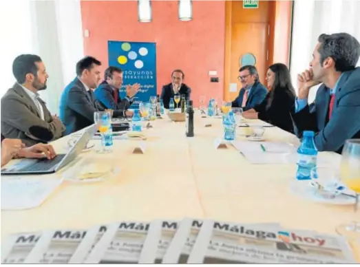  ??  ?? Los participan­tes en el desayuno sobre la digitaliza­ción del sector agroalimen­tario, ayer en Antequera, bajo la mirada del moderador del diario ‘Málaga Hoy’.