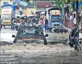  ?? SATYABRATA TRIPATHY/HT ?? A car wades through a waterlogge­d street in Mumbai on Monday.