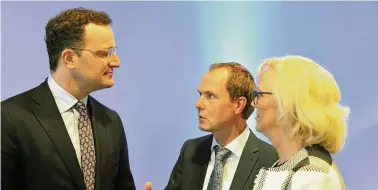  ?? FOTO: HANNO MÜLLER ?? Bei Annette Rommel und Thomas Schröter vom KV-Vorstand informiert sich Bundesgesu­ndheitsmin­ister Jens Spahn (CDU, links) über die Organisati­on der Notfallver­sorgung in Thüringen.