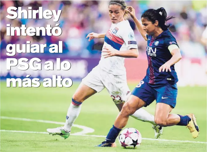  ??  ?? La futbolista costarrice­nse del PSG, Shirley Cruz (derecha), intenta dejar en el camino a Camille Abily, del Lyon, ayer en la final de la Champions League, en Cardiff.