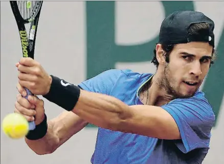  ?? TATYANA ZENKOVICH / EFE ?? Karen Jachánov devuelve un revés a dos manos a John Isner durante el último Roland Garros