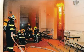  ?? Foto: HZS Praha ?? Tragický požár hotelu Po požáru hotelu v Náplavní ulici v březnu minulého roku konstatova­li hasiči několik pochybení z hlediska požární bezpečnost­i.