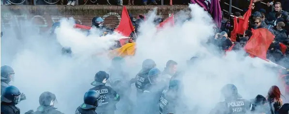  ?? Foto: Sebastian Willnow, dpa ?? Wenn Protest aus dem Ruder läuft: Bereits vor Beginn des G20 Gipfels in Hamburg hat es heftige Randale gegeben.