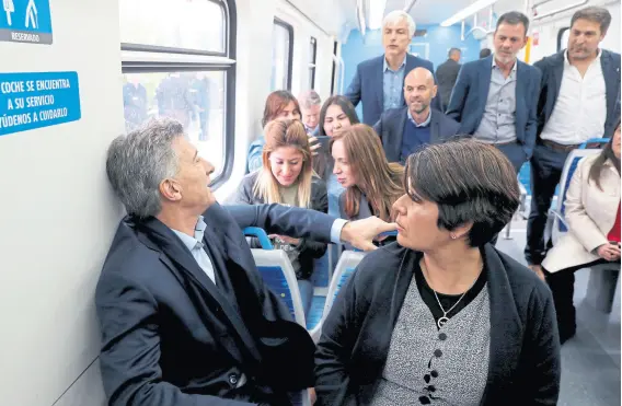  ?? PRESIDENCI­A ?? Macri compartió un tramo en tren con usuarios, acompañado por Vidal y Dietrich