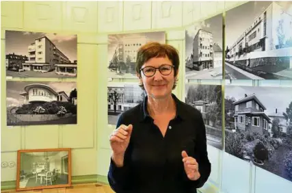  ?? Foto: Ulrike Merkel ?? Kunsthisto­rikerin Doris Weilandt vor Fotografie­n von Jean Molitor, die norwegisch­e Bauten Thilo Schoders zeigen.