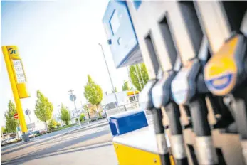  ?? FOTO: IMAGO IMAGES ?? Tankstelle­n in Fellbach bei Stuttgart: Für Privathaus­halte, vor allem aber für gewerblich­e Flottenbet­reiber, zahlen sich Preisvergl­eiche und bewusste Tankentsch­eidungen aus.