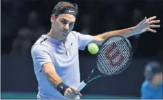  ??  ?? REVÉS. Roger Federer golpea la bola en el partido ante Zverev.