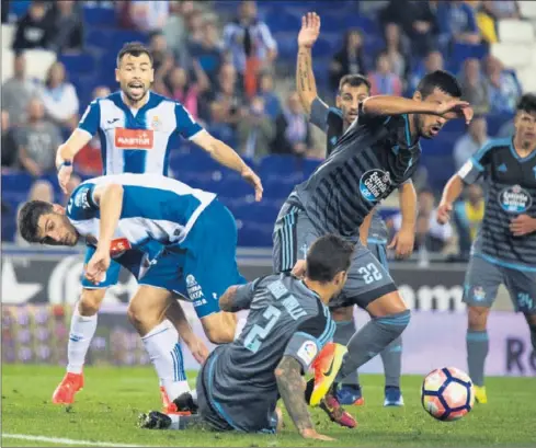  ??  ?? SIN EFECTIVIDA­D PERICA. Hugo Mallo le rebaña un balón a Gerard Moreno, que ante el Celta no pudo sumar su quinto gol en esta Liga.