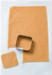  ??  ?? Découpez des carrés de pâte avec un emporte-pièce.