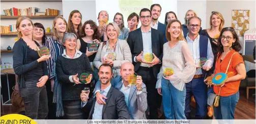  ??  ?? Les représenta­nts des 17 marques lauréates avec leurs trophées!