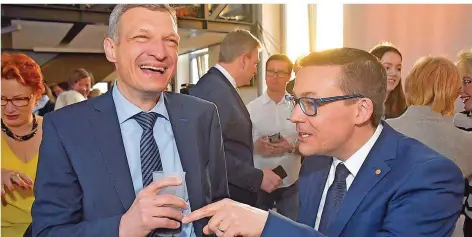  ?? FOTO: BECKER UND BREDEL ?? Große Freude bei Stephan Toscani (2.v..l.) und Roland Theis (r.) bei der CDU-Wahlparty im März 2017. Können beide auch nach dem Saar-CDU-Gipfel am Montag so lachen, sollten sie als Landtagspr­äsident und Finanzmini­ster nominiert werden?