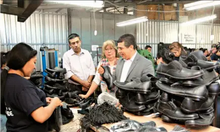  ??  ?? Verificaci­ón. El viceminist­ro de Educación verificó ayer la fabricació­n de calzado para el paquete escolar en la empresa ARCA, que tiene asignados 21,000 pares de zapatos para diferentes escuelas.