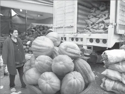  ??  ?? Comerciant­es de la Central de Abasto de la Ciudad de México descargan calabazas para el festejo del Día de Muertos. Según locatarios, varias toneladas ya han sido vendidas ■ Foto María Luisa Severiano