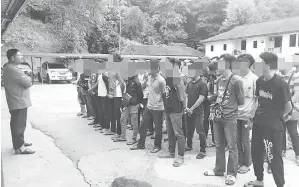  ??  ?? ANTARA penunggang dan pembonceng yang ditahan dalam Ops Samseng Jalanan.