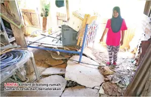  ??  ?? LANTAI konkrit di kolong rumah Sumarni retak dan ‘berselerak­an’.