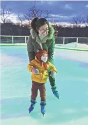  ?? LORRIE CECIL/THISWEEK ?? Helen Tang helps her daughter Alaine, 3, learn to skate.