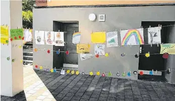  ?? FOTO: PR ?? Obwohl kein Kunstunter­richt stattfinde­t, können die Schüler in Rottenacke­r mit einer Aktion vor dem Schulgebäu­de jetzt kreativ werden.