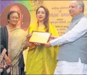  ?? DEEPAK GUPTA/HT PHOTO ?? ▪ UP tourism minister Rita Bahuguna Joshi and technical education minister Ashutosh Tandon giving the award to actor and MP Hema Malini.