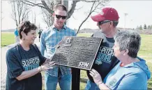  ?? LANCE ANDERSON PETERBOROU­GH THIS WEEK ?? At a ceremony Wednesday, Terri Lynn Johnston, Dan Bowers, Bob Lewis and Maureen Lewis admire a new plaque at Bowers Park honouring Dan’s late father Bill Bowers' commitment to the game of slo-pitch.