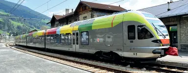  ??  ?? Paura Il treno della Venosta che collega Merano alla valle, sempre molto utilizzato dai turisti