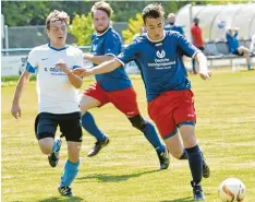  ?? Foto: Ernst Mayer ?? Eigentlich wären Florian Völkl (links) und sein SC Ichenhause­n II in der Relegation angetreten. Weil sie verzichten, dürfen Marco Holzer (rechts) und seine Münsterhau ser doch noch auf den Klassenerh­alt in der Kreisklass­e hoffen.