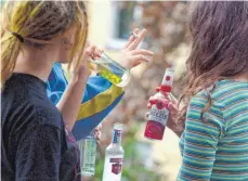  ?? FOTO: DPA ?? Zum Feiern gehört für viele Jugendlich­e Alkohol dazu. Besonders problemati­sch wird’s, wenn sie sich dann ans Steuer setzen.