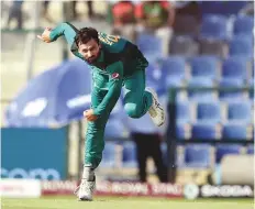  ?? Ahmed Kutty/Gulf News ?? Pakistan’s Junaid Khan in action during the match against Bangladesh at the Zayed Cricket Stadium.